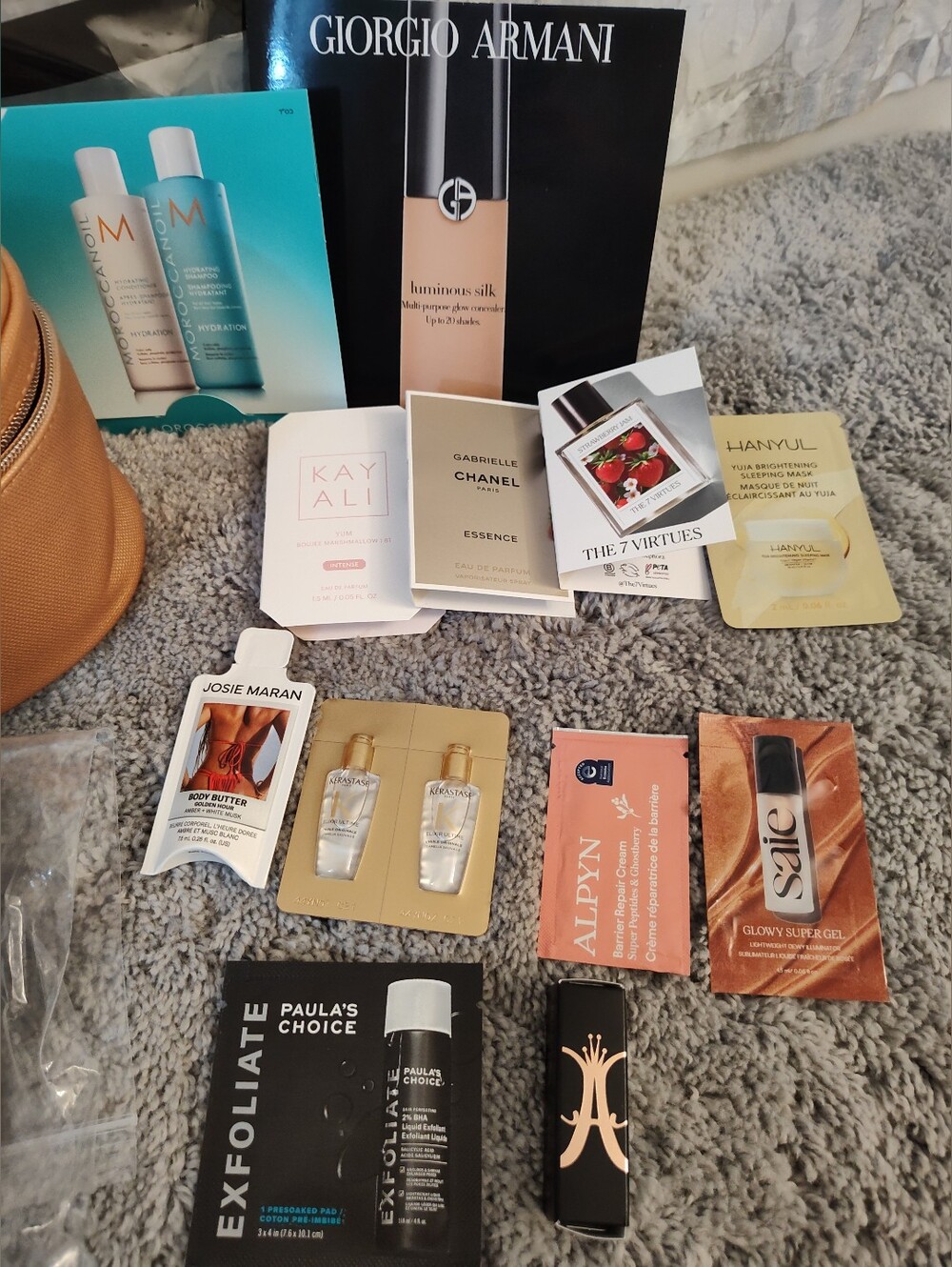 Bundle of 12 Sephora Samples, White Fox Headband and Wella Cosmetic Case - Picture 2 of 7